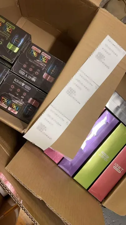 Authentic IGET order delivered to an Australian customer by igetbarsaus.com Real IGET vape order delivered in Australia — customer unboxing photo